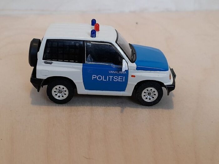 Suzuki Vitara Estonian Police 1/43 - Image 2