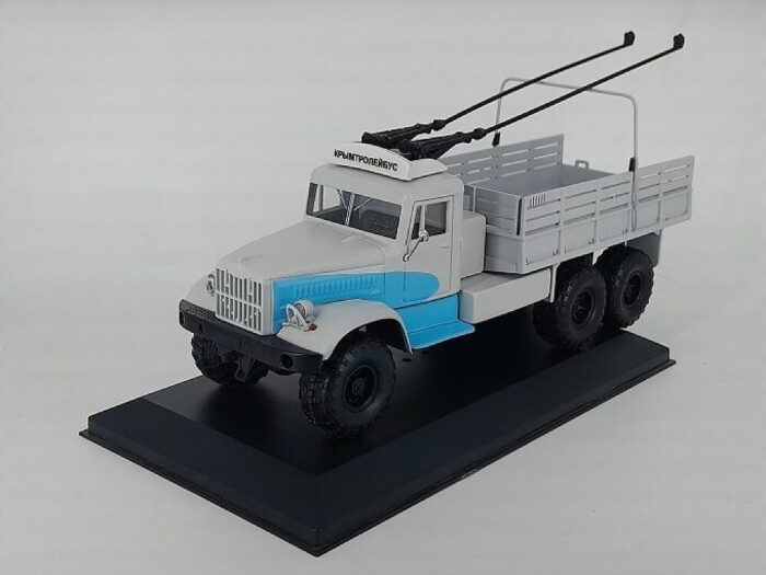 Kaubatroll KrAZ i baasil 1/43