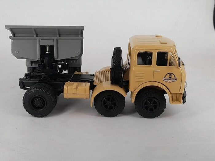 MAZ 520B , Haagis  1/43 - Image 2