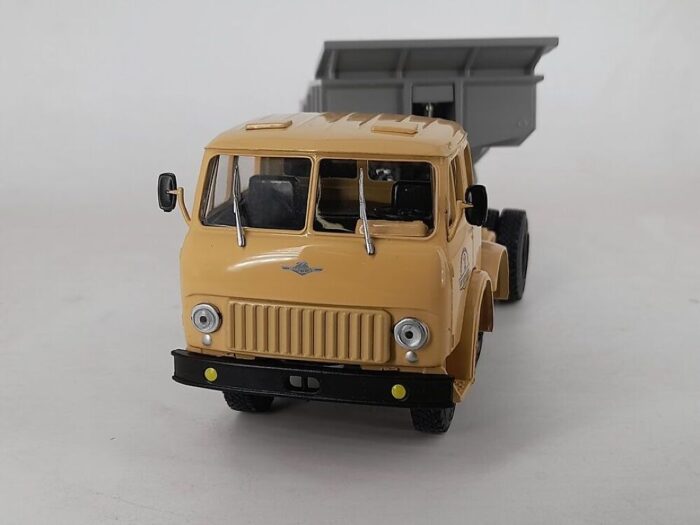 MAZ 520B , Haagis  1/43 - Image 3