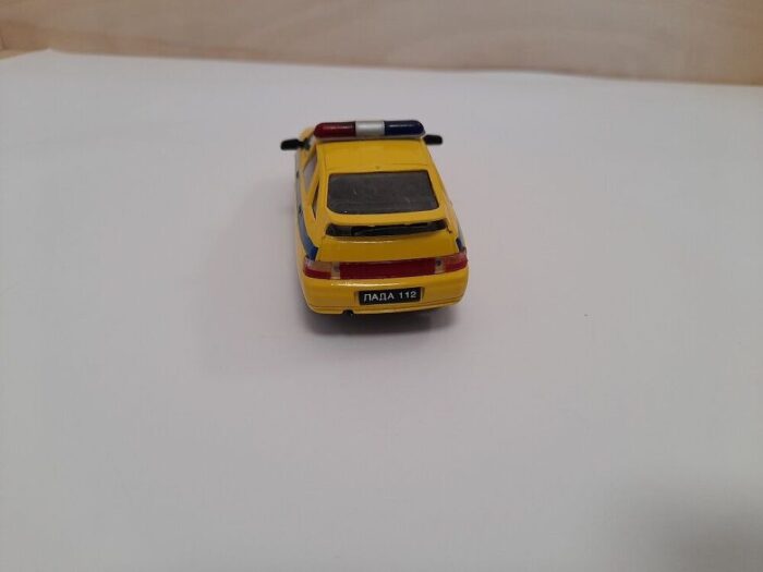 LADA 112 VAZ 2112 Miilits kollane 1/43 - Image 4
